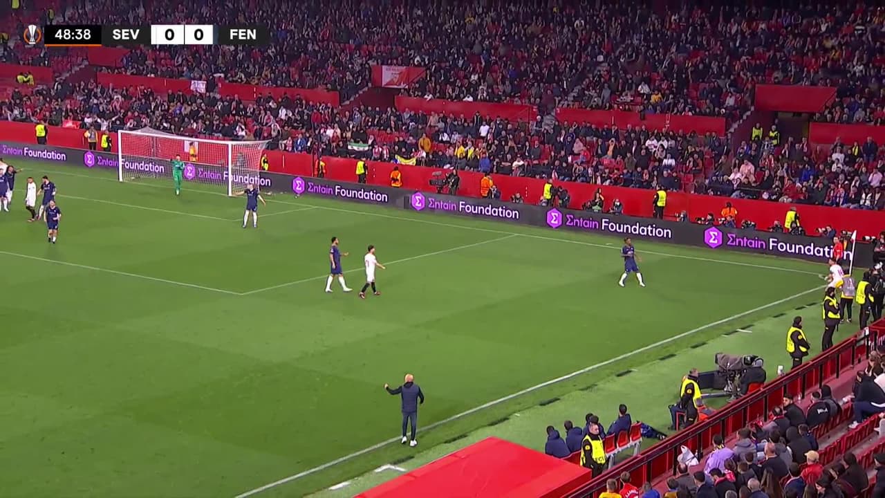 ¡TIRO ATAJADO! disparo por Tanguy Nianzou.