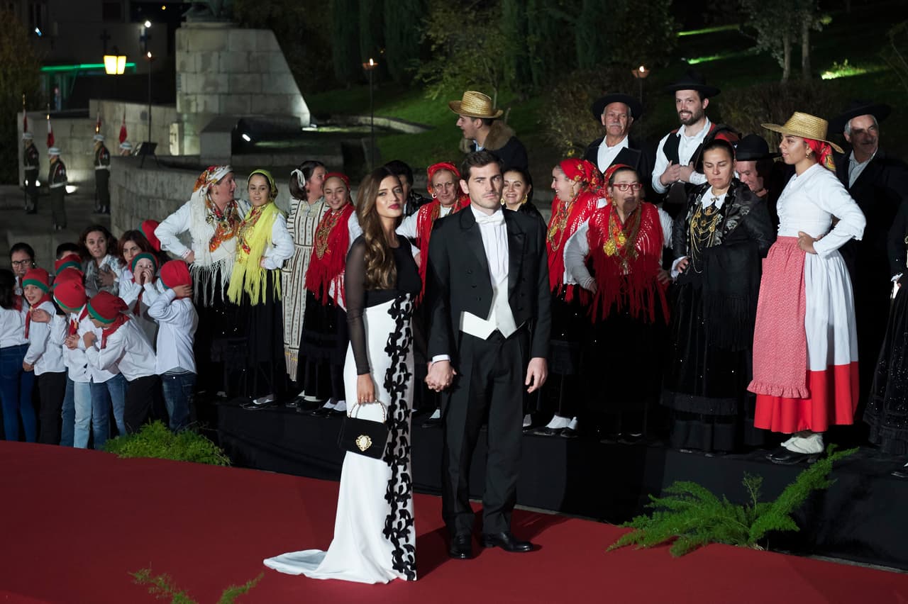 Iker Casillas y Sara Carbonero - Su relación se dio a conocer en el 2010, año del famoso beso de la periodista al portero durante una entrevista tras ganar el Mundial de Sudáfrica. Tienen dos hijos.