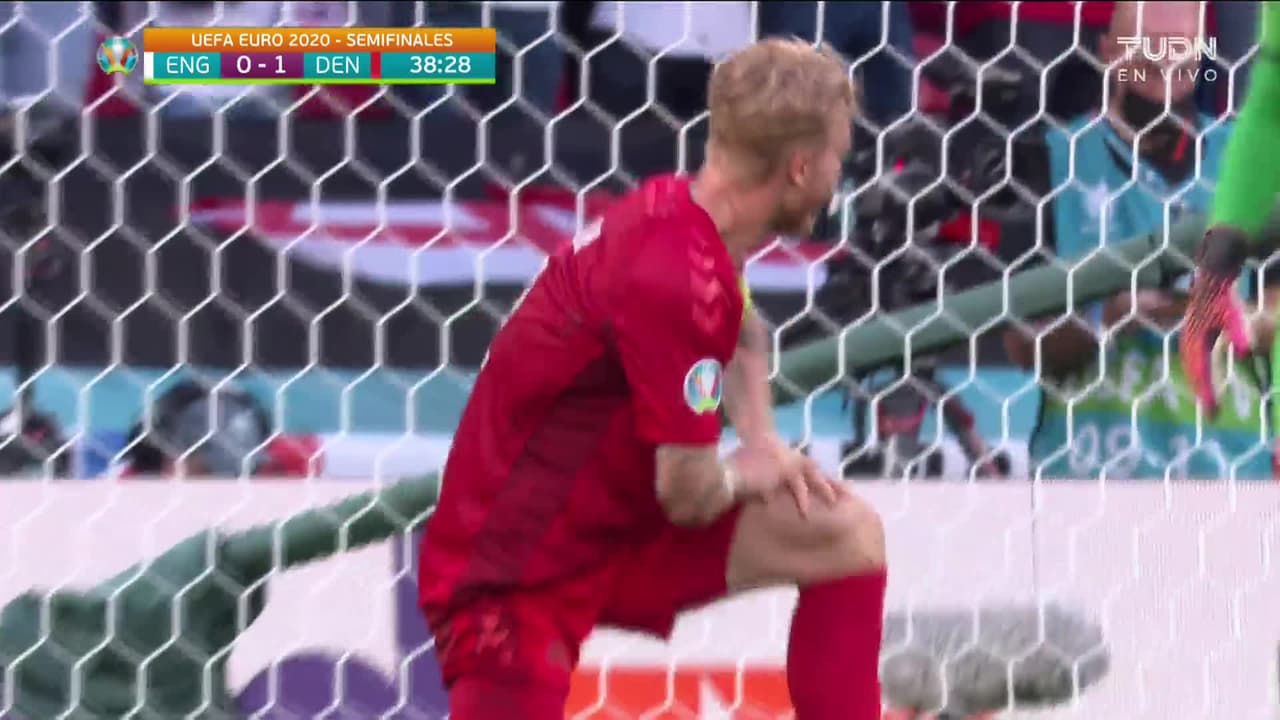 ¡AUTOGOL! de Simon Kjaer para Inglaterra.