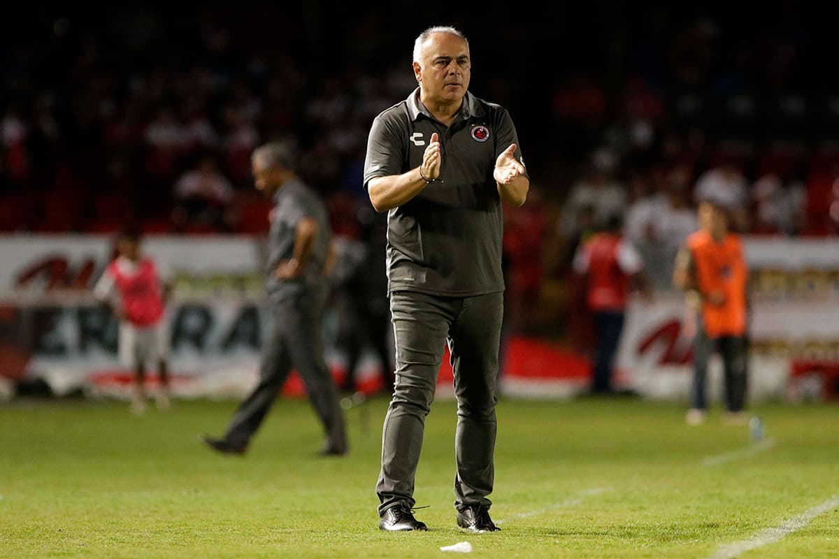 El técnico Guillermo Vázquez expresa su agrado luego del resultado obtenido en casa.