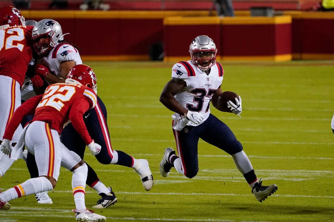 Patrick Mahomes y los Kansas City Chiefs vencen en casa 10-26 a los Patriotas y continúan con el paso perfecto en la temporada 2020.