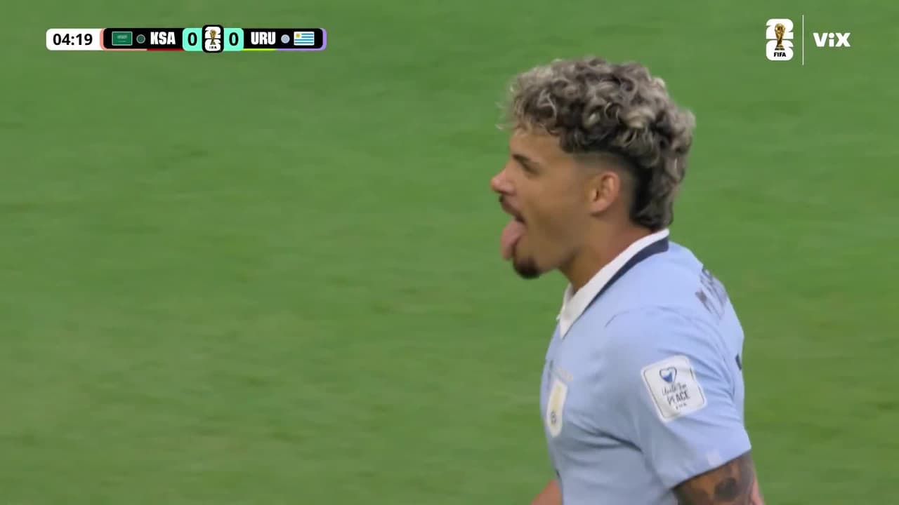 ¡Primer aviso de Uruguay! Escopetazo de Maxi Araujo que el guardameta ataja