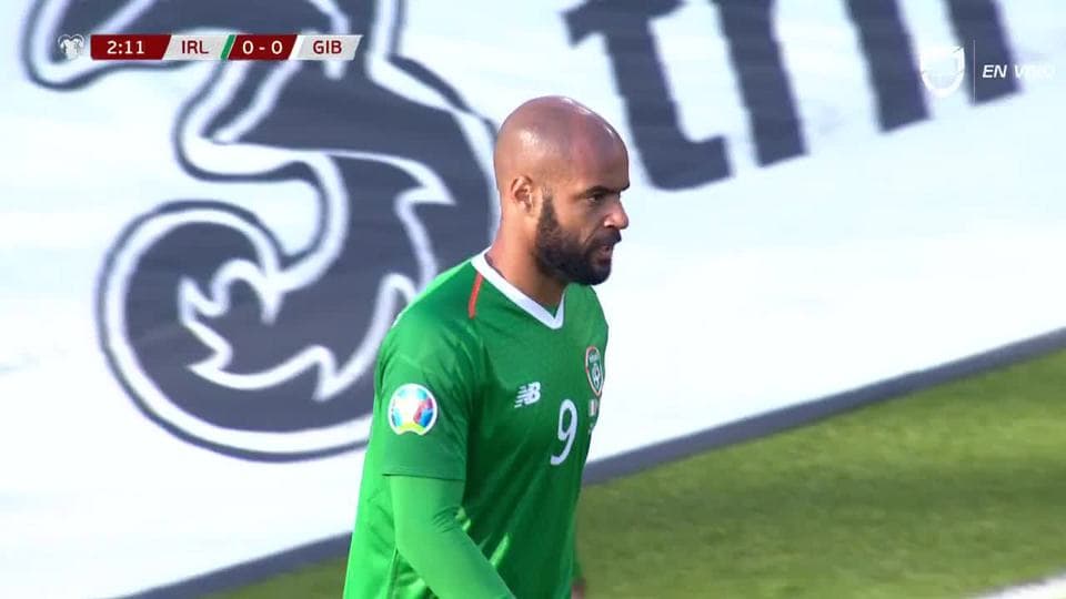 Tiro desviado de David McGoldrick