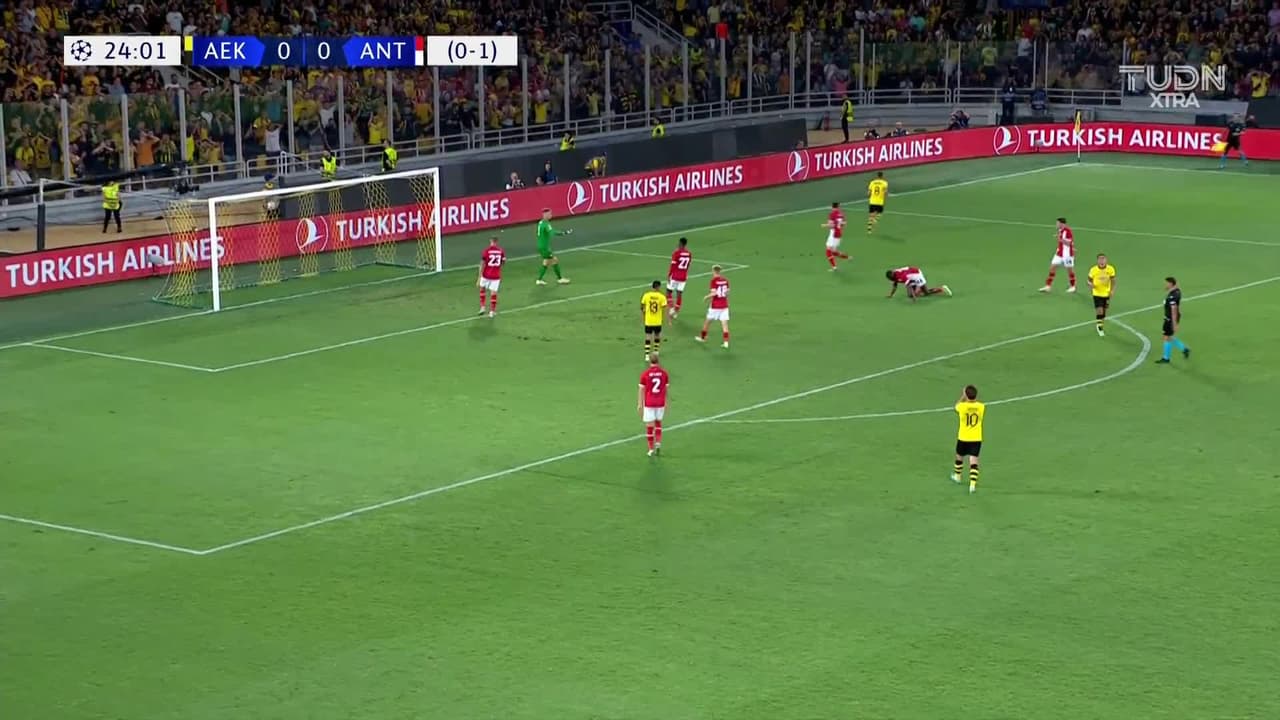 ¡TIRO ATAJADO! disparo por Ezequiel Ponce.