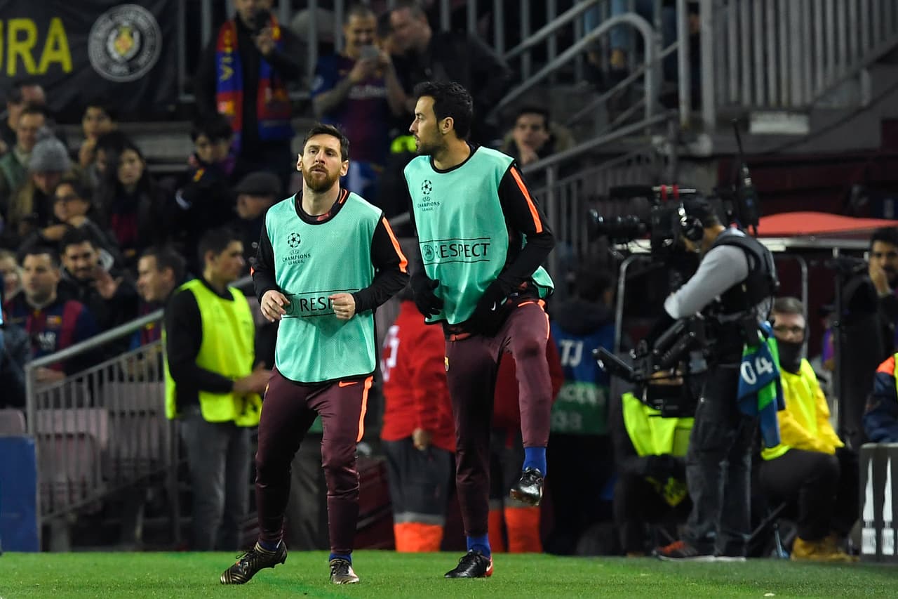 'La Pulga' y Sergio Busquets esperaban pacientes la oportunidad de entrar al campo de juego.