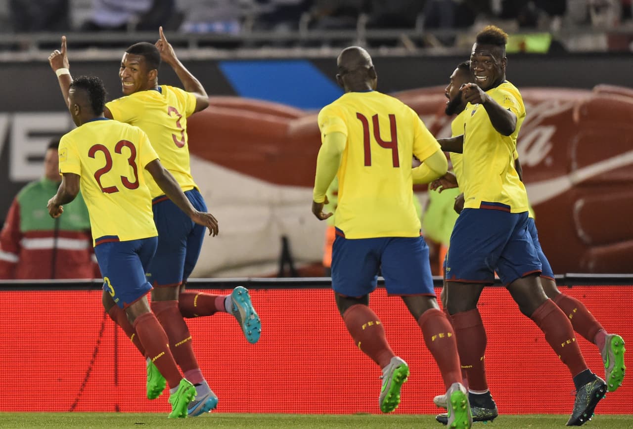 Ecuador podría mantenerse en primer lugar de Sudamérica si por lo menos saca cuatro puntos de seis ya que tiene una ventaja de tres puntos sobre el segundo lugar que es Uruguay, aunque en diferencia de goles están igualados con 9 goles a favor por 2 en contra. Pero no lo tendrá fácil porque no contará con su goleador Felipe Caicedo y otras bajas de peso.