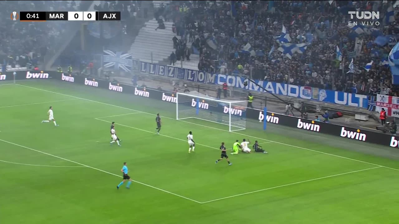 ¡TIRO ATAJADO! disparo por Pierre-Emerick Aubameyang.