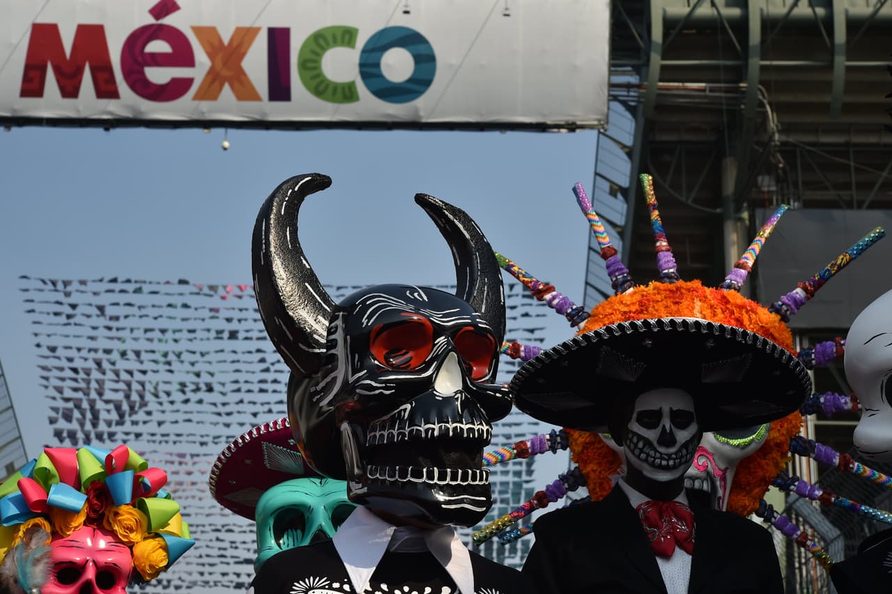 Los disfraces típicos de la tradicional celebración del Día de los Muertos se tomó la previa del Gran Premio de México en la Fórmula 1, con un colorido que le dio un condimento especial.