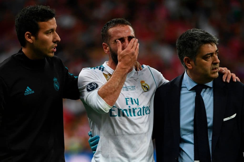 A los 35 minutos, el defensa del Real Madrid, Daniel Carvajal, en una persecución, se lastimó una pierna. Esa lesión le impidió seguir en la batalla. Su rostro lo dice todo mientras iba al vestidor.
