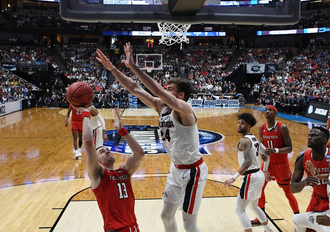 Este domingo, en el primero de los dos partidos, los Texas Tech Red Raiders consumaron una gran sorpresa al eliminar a los Gonzaga Bulldogs en el campeonato de la Región Oeste que se disputó en el Honda Center, en Anaheim, California, al superarlos por 75-69.