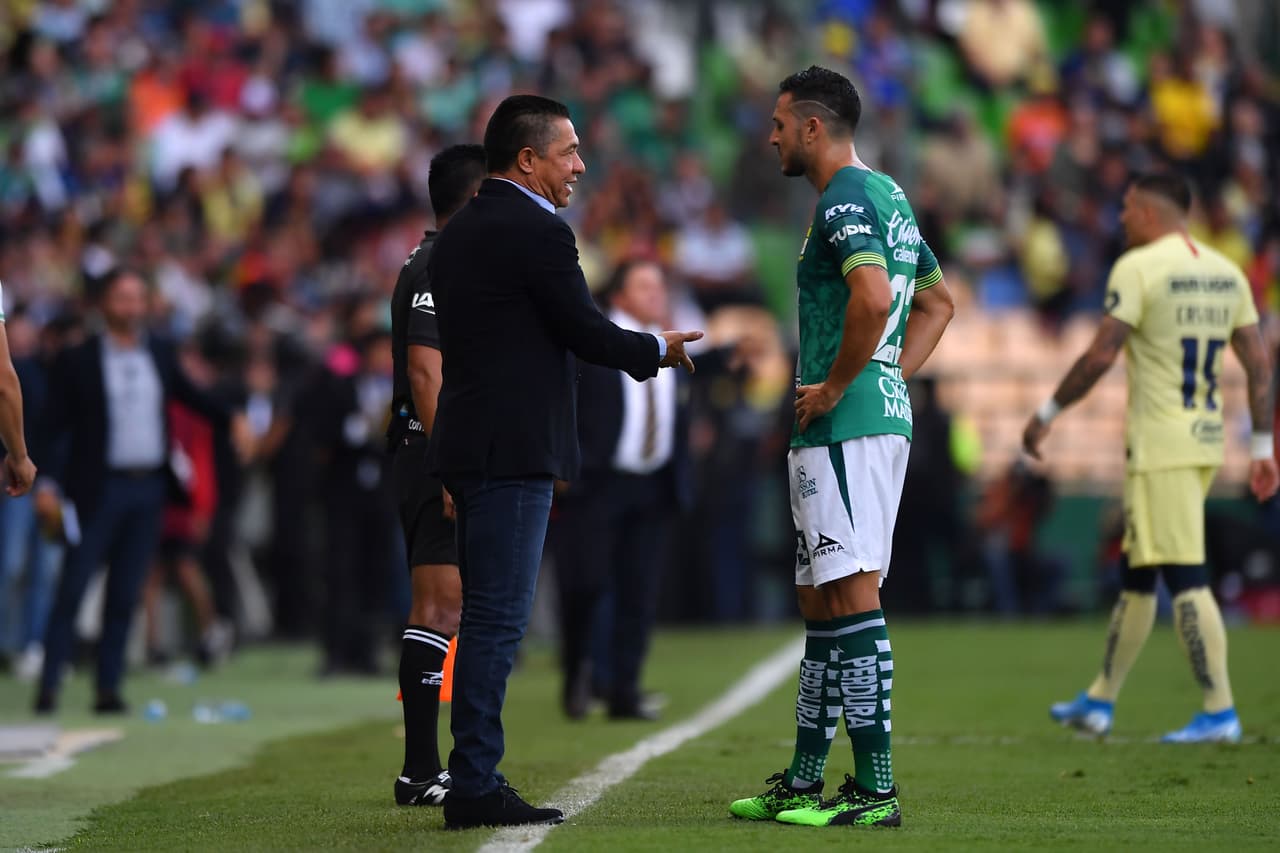 Nacho Ambriz le da indicaciones al defensa Ramiro González.