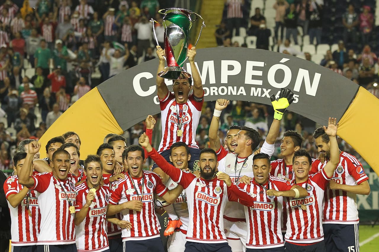 Su llegada a Chivas estuvo de inmediato acompañada de títulos con el 'Rebaño Sagrado', con el título de la Copa MX en 2015.