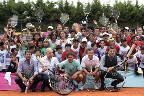 "Me animé y le pegué una pelota larga, no pudo devolverla y después me la regaló firmada, la voy a guardar como un tesoro", cuenta Gustavo, que cursa el primer año de la escuela media. "No sé si soy tan bueno, Nadal es lo máximo", afirma.