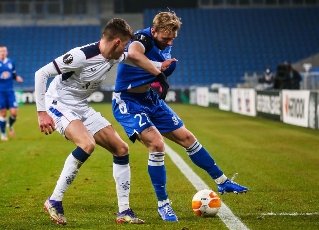 Glasgow Rangers derrotó 2-0 al Lech Poznan. Los goles corrieron a cargo de Cedric Itten y de Ianis Hagi durante la última jornada de la UEFA Europa League.