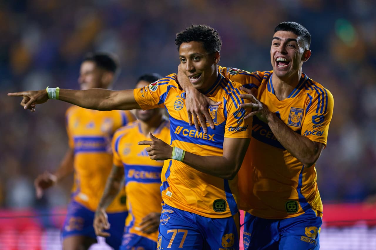 Golazo de Ozziel Herrera mantiene invicto de Tigres en el Volcán