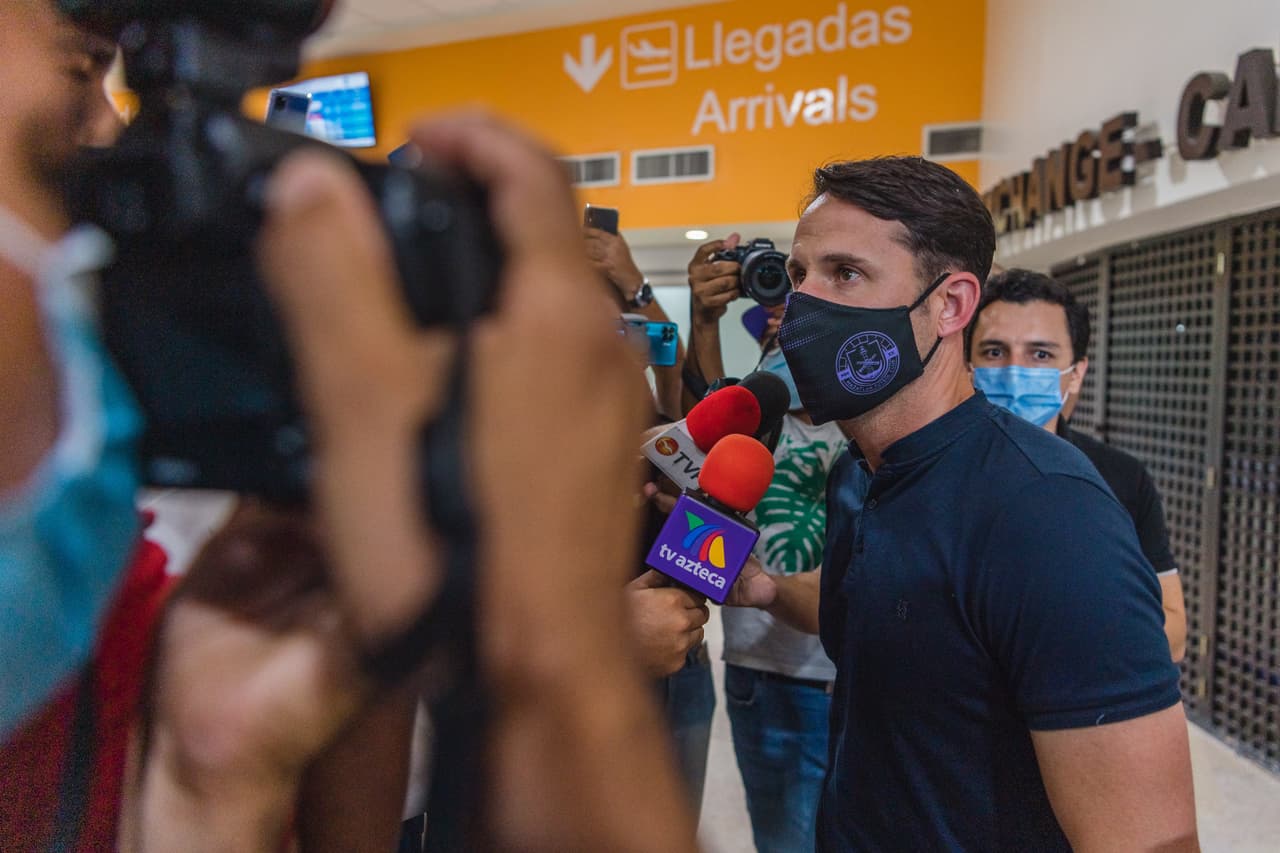La afición de Mazatlán le da una cálida bienvenida a el nuevo entrenador de sus filas, Beñat San José.