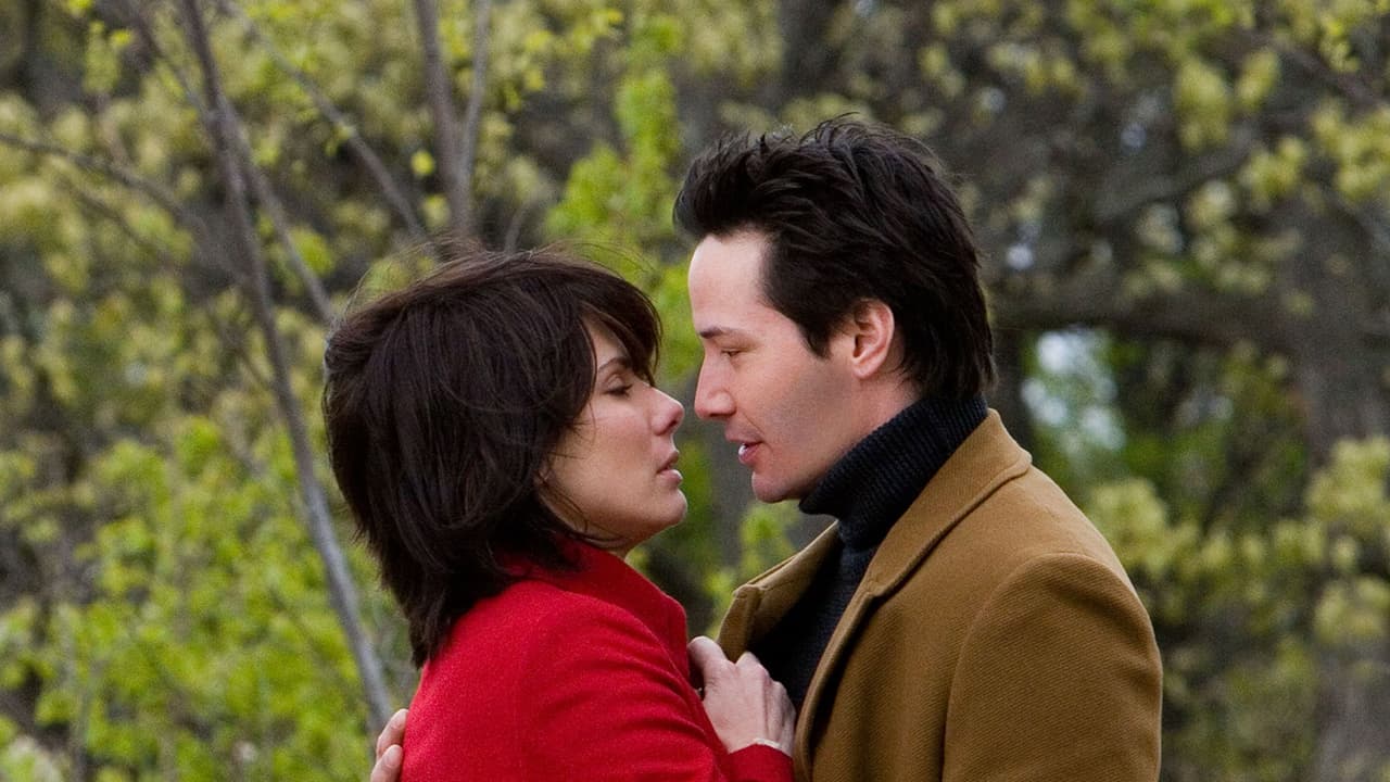 La película narra la vida de un hombre y una mujer que están unidos por una misma pasión, una casa de madera enfrente del lago. La película llena de drama romance y fantasía te dejará enredado con la historia de una pareja que viven en años diferentes.