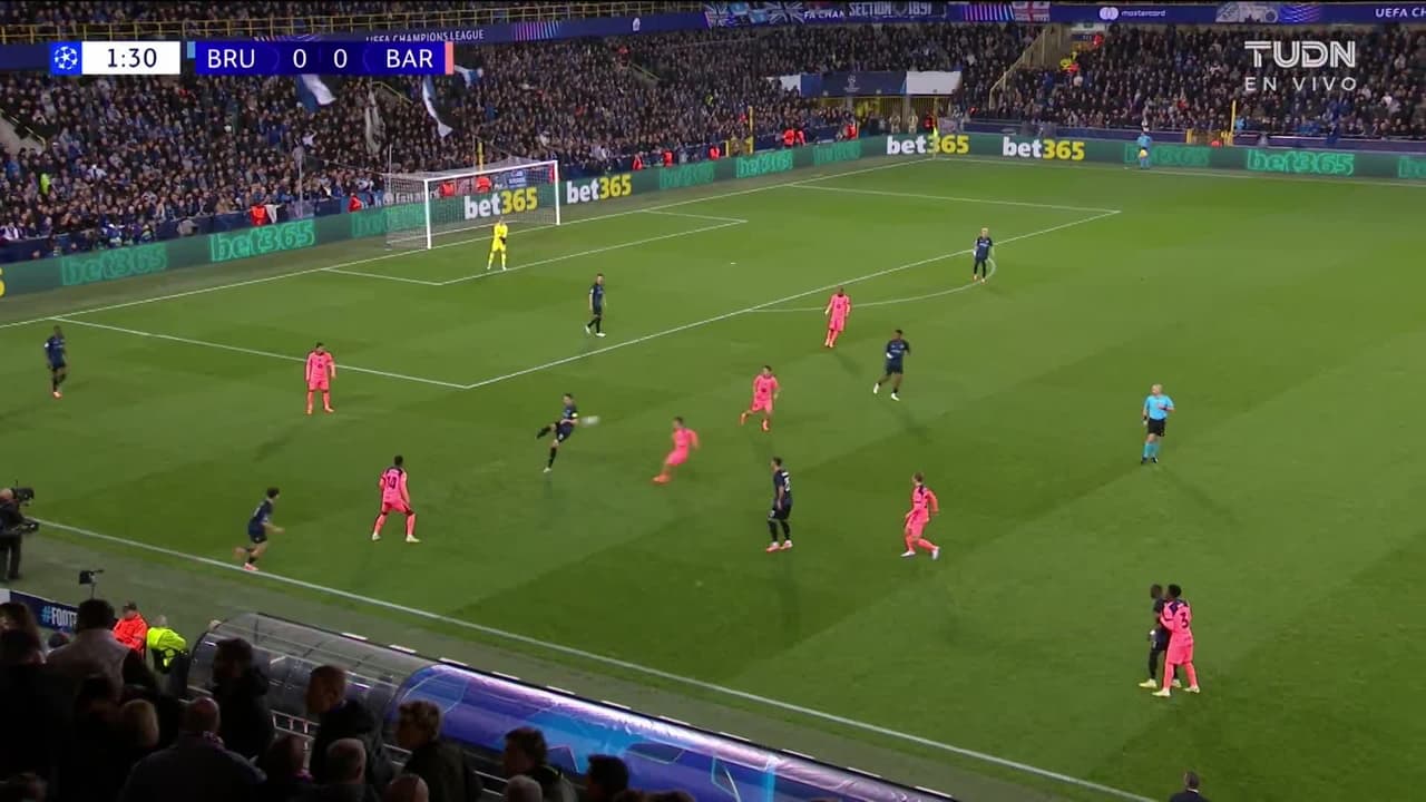 ¡TIRO ATAJADO! disparo por Christos Tzolis.