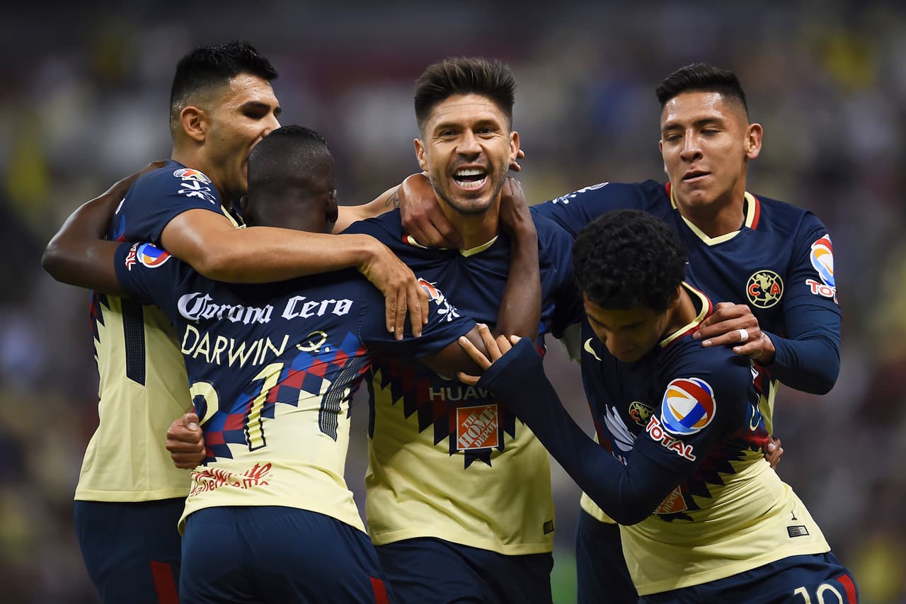 Controló de pierna derecha un largo pase dentro del área y definió sobre la estirada del portero rival.