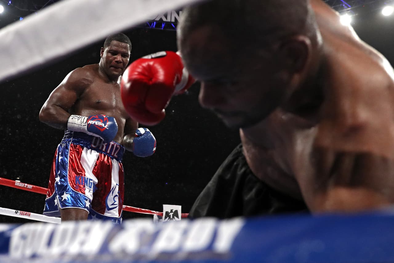 Tony Thompson cae ante la mirada de Luis Ortiz