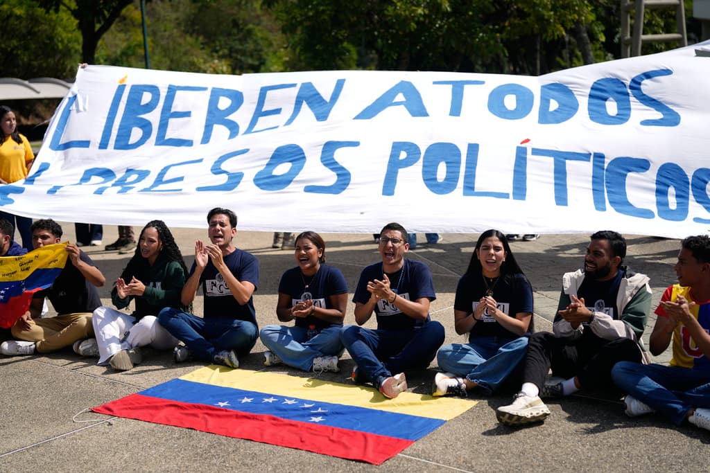 Familiares de presos políticos venezolanos protestan frente a la cárcel del Helicoide en Caracas
