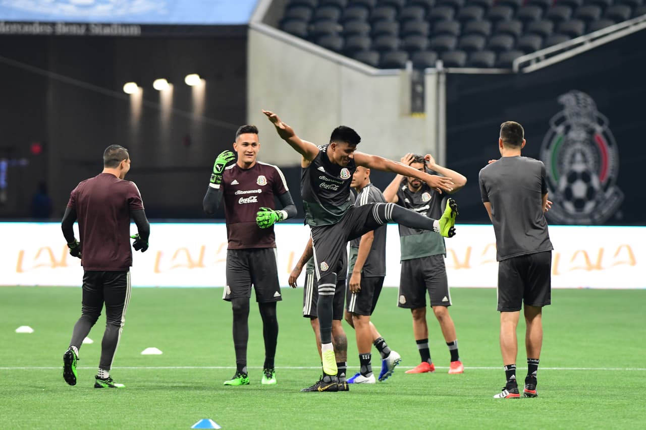 La Selección Mexicana de Fútbol se 'mojó los pies' en la fastuosa casa de los Atlanta Falcons y del Atlanta United, el Mercedes-Benz Stadium, donde jugará este miércoles ante su similar de Venezuela, un partido que sirve a ambos escuadrones de cara a sus compromisos del verano, como la Copa Oro y la Copa América, respectivamente. Así se entrenaron los jugadores del Tri bajo las órdenes de Gerardo 'Tata' Martino en Atlanta esta tarde de martes.