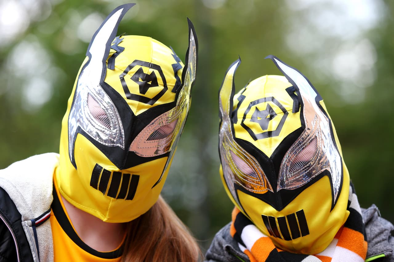 Después de la visita de Sin Cara a Raúl Jiménez, este viernes, los fanáticos de los Wolves llegaron al Molineux este sábado con máscaras del luchador y prendas típicas mexicanas que montaron un colorido ambiente para enfrentar al Fulham en la Premier League.