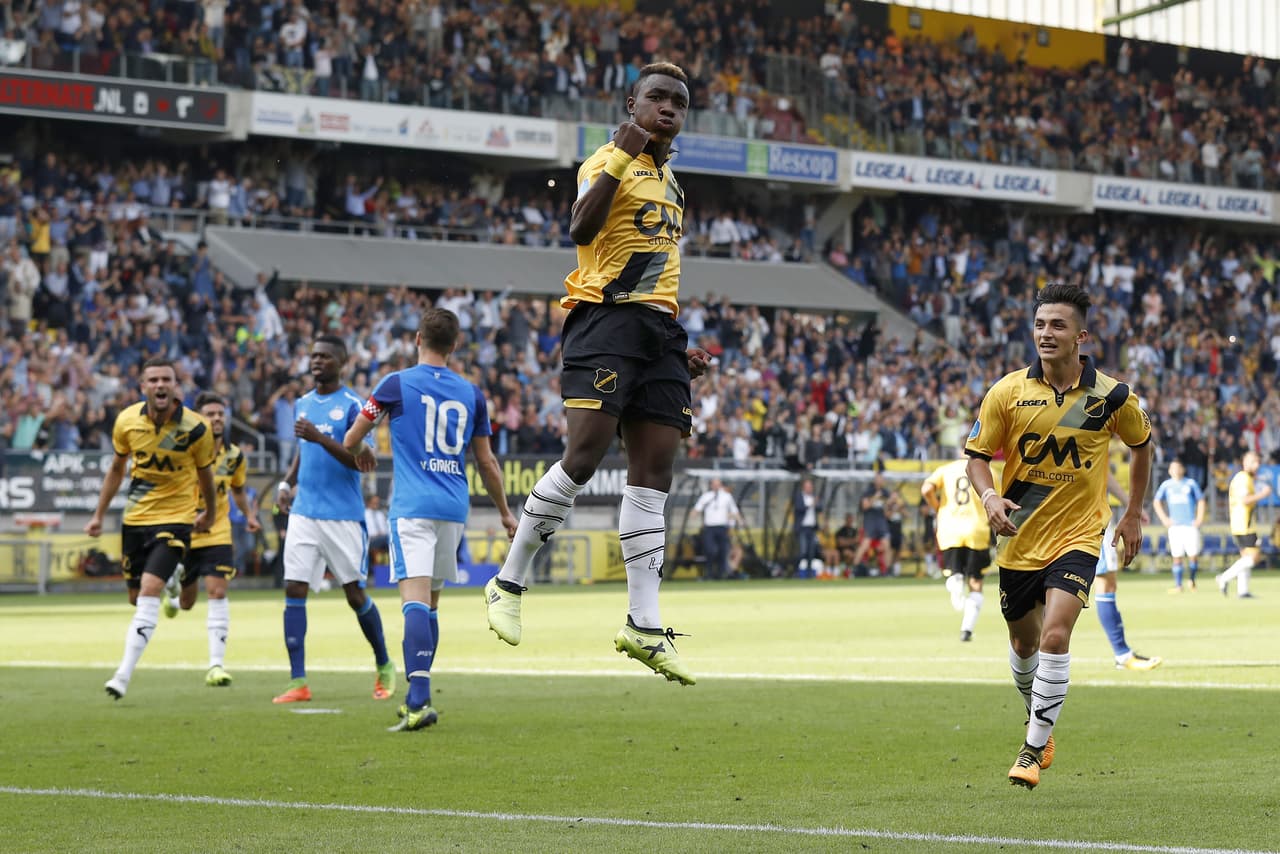 A cuatro minutos del final de la primera mitad, el francés Thierry Ambrose igualó el marcador desde el punto penal y llevaba la esperanza al equipo local.