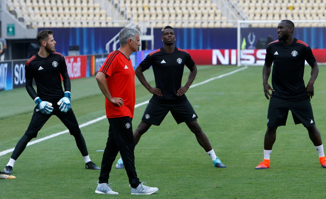 "Si juega mañana, no me lo planteo", confesó con sinceridad Mourinho en rueda de prensa. "Si juega es porque está en los planes de su entrenador y del club, porque en sus propios planes y ambiciones está continuar en el Real Madrid y absolutamente no me lo planteo de ningún modo", explicó.