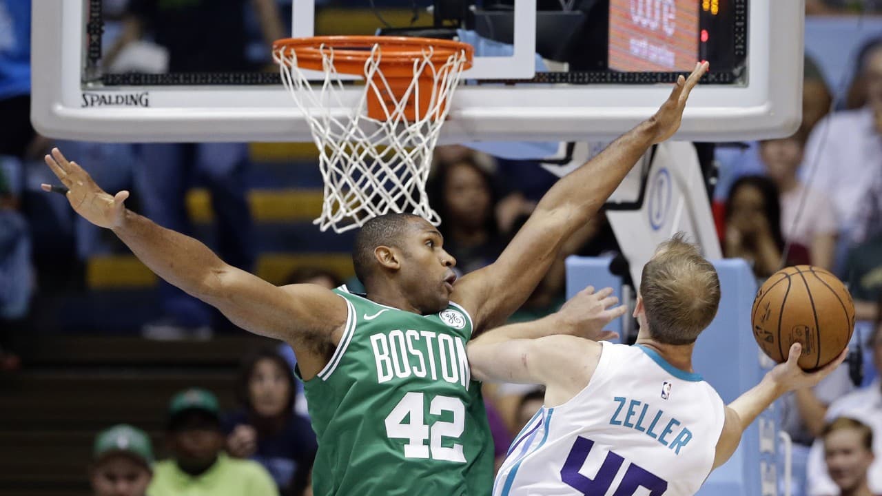 Al Horford (izq.) encabeza la legión latina de la NBA.