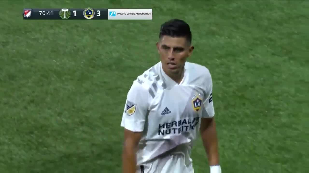 ¡La puso en el ángulo! Joe Corona anotó el tercero de LA Galaxy
