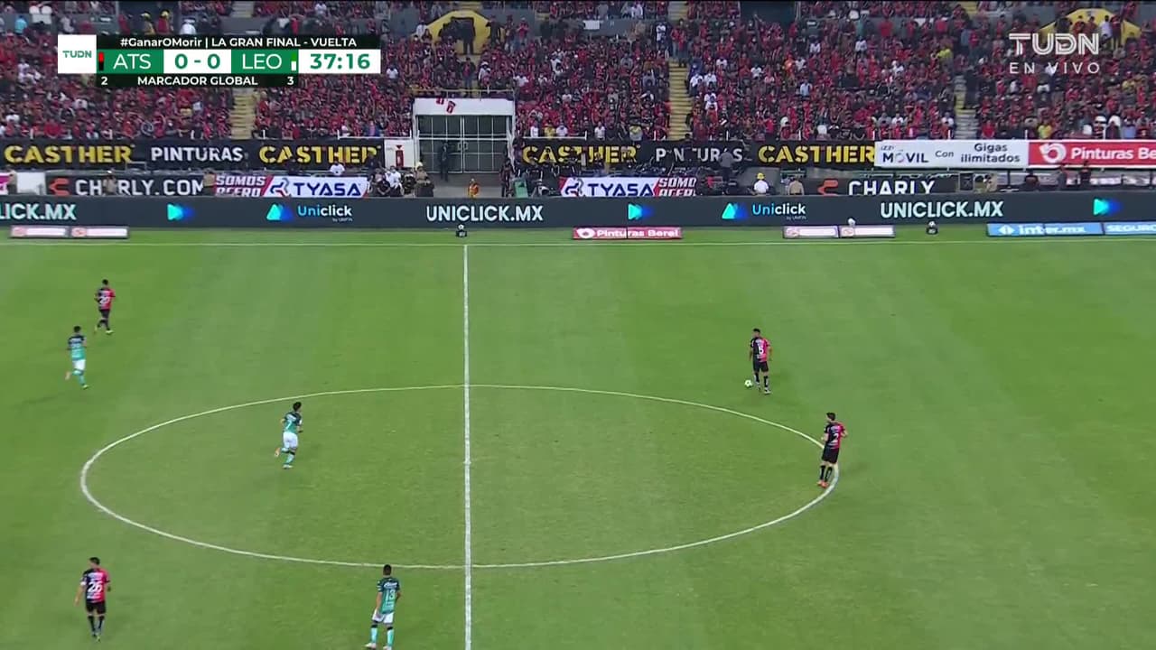 ¡TIRO ATAJADO! disparo por Julián Quiñones.