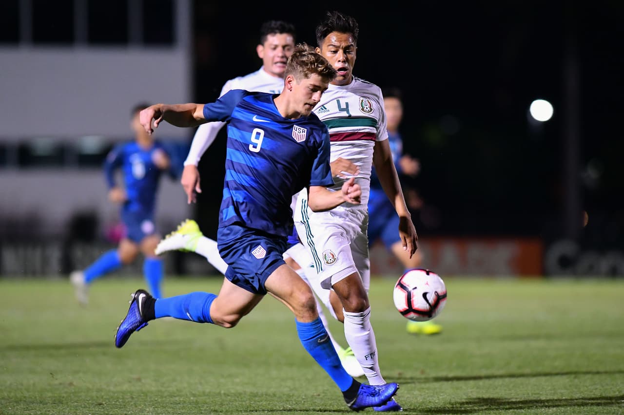 México, más que obligado a adelantar líneas buscando acercarse, dejaba espacios para que EEUU jugara al contragolpe, y con cada descolgada generaban sensaciones de peligro.