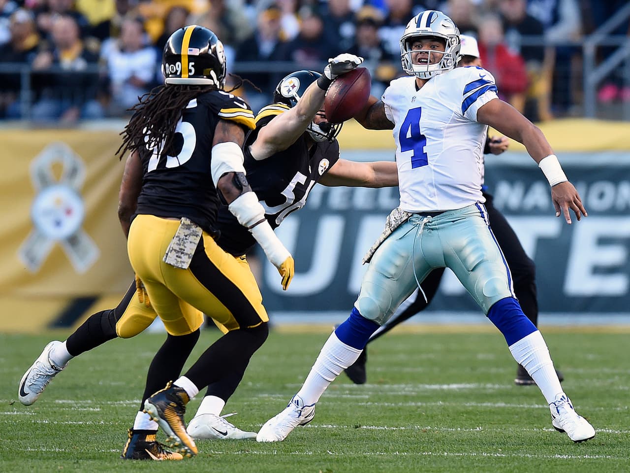 Primera serie ofensiva de los Cowboys y Prescott perdió el ovoide que fue recuperado por Pittsburgh. En este caso no aplicó el dicho "lo que mal empieza, mal acaba" y el QB guió a su equipo a la victoria.