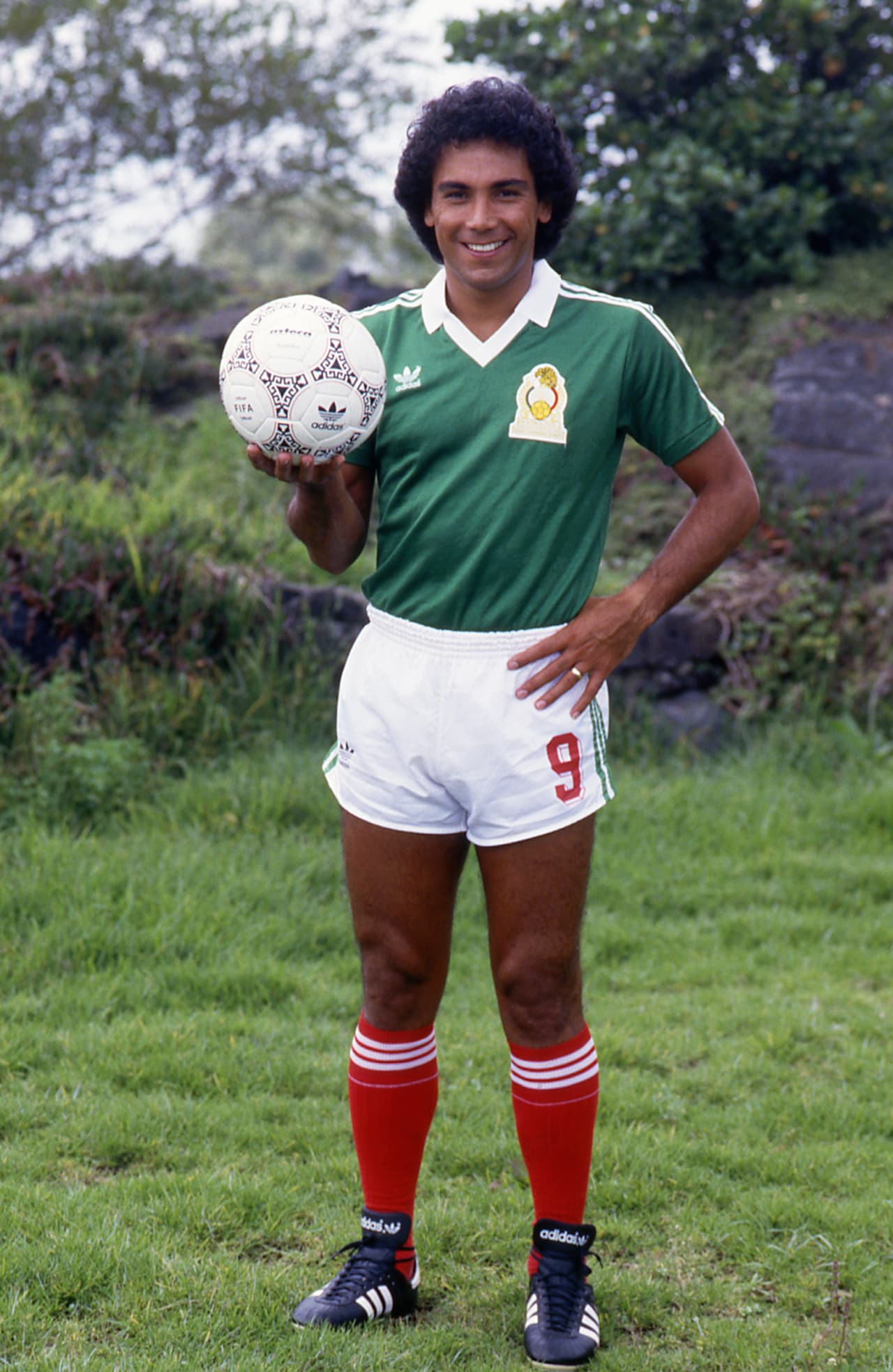 <b>HUGO SÁNCHEZ -</b>
<br>El mejor futbolista mexicano de la historia, sin duda alguna. Ganó cinco títulos de la Liga española y otro tanto de campeonatos de goleo individual. Su mejor temporada, la 1989-90, con 38 goles, le valió la Bota de Oro como el mejor goleador europeo, juntó a Hristo Stoichkov. Fue nombrado, además, el mejor jugador de la zona de Concacaf en el siglo XX.