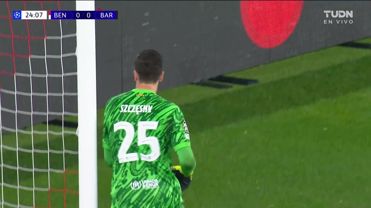 ¡Brutales atajadas de Szczesny para salvar al Barcelona!