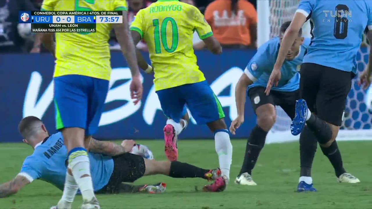 ¡Expulsión! El árbitro saca la roja directa a Nahitan Nández.