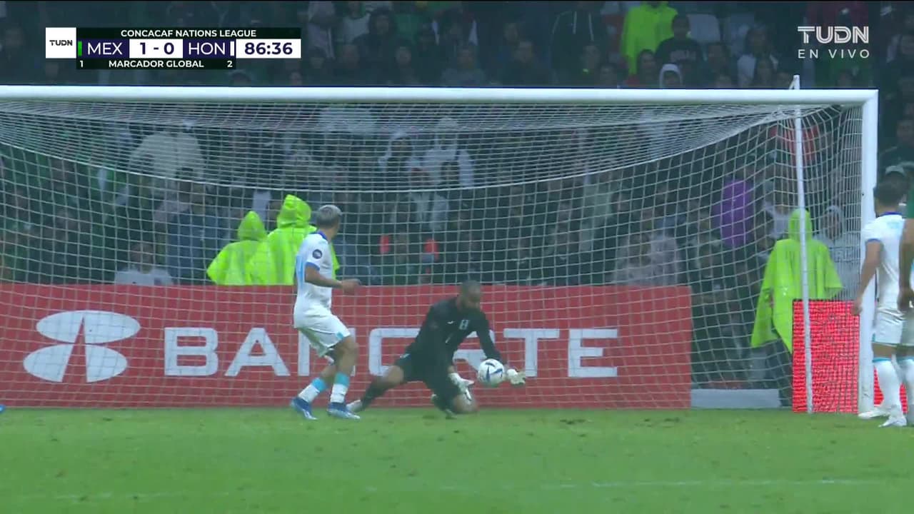 ¡TIRO ATAJADO! disparo por Hirving Lozano.