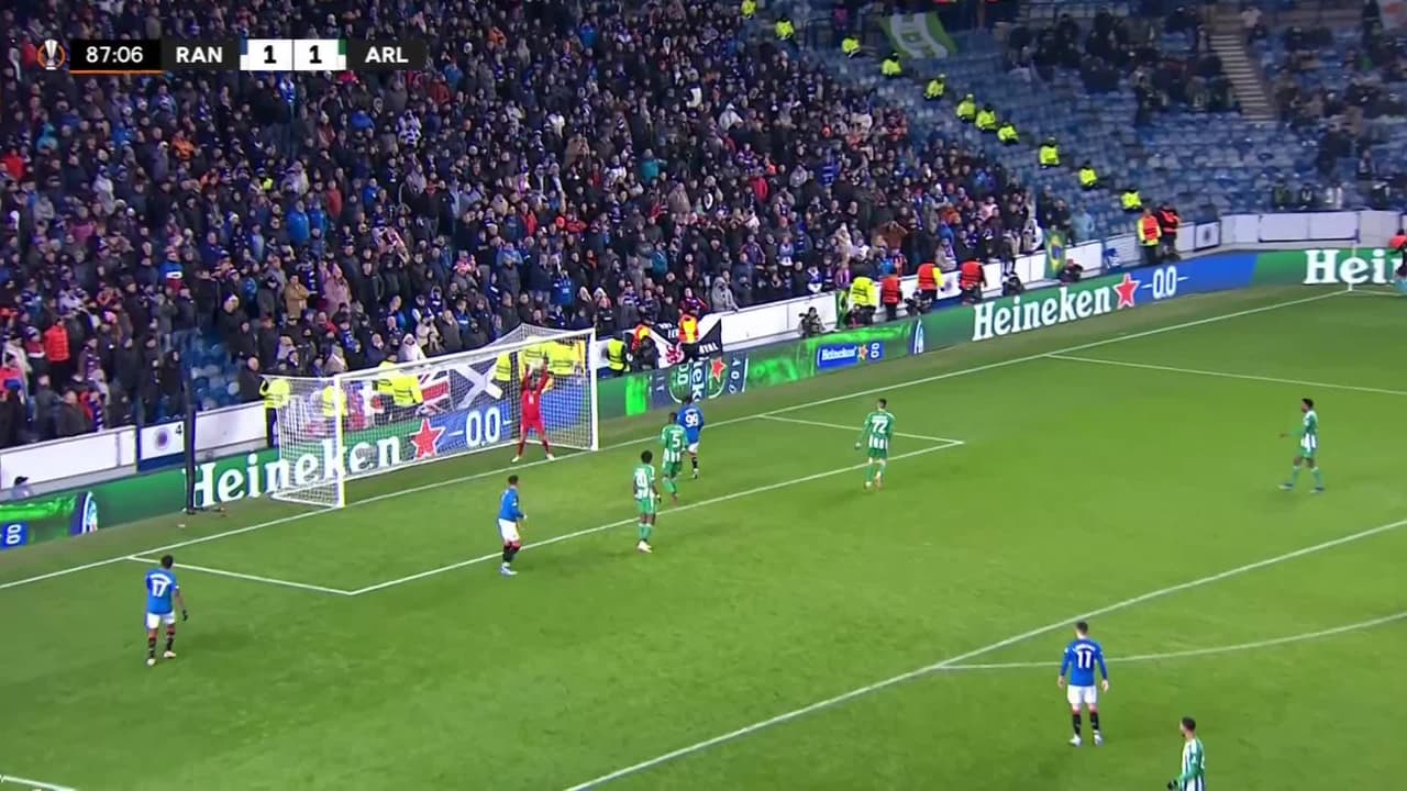 ¡TIRO ATAJADO! disparo por James Tavernier.