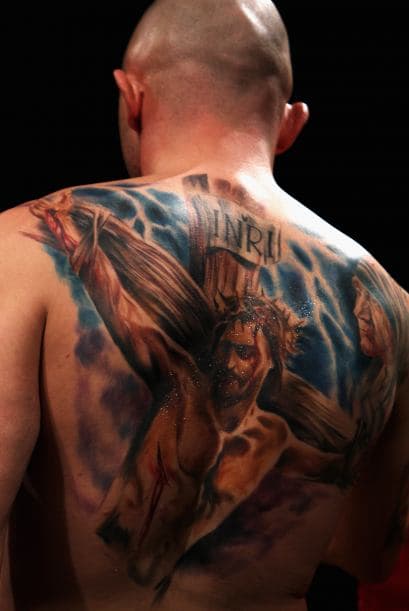 Michael Banbula de Inglaterra muestra su tatuaje de Jesús y la Madre Teresa en su pelea contra de Tony Dodson de Inglaterra.