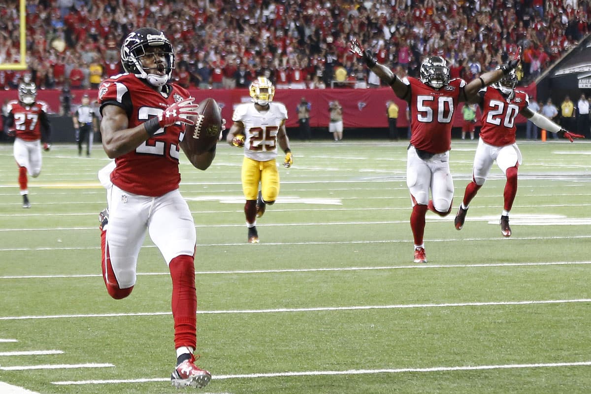 Los Falcons mantuvieron el invicto gracias a que su defensiva interceptó y anotó en tiempo extra a los Redskins 25-19. El héroe: el esquinero Robert Alford.