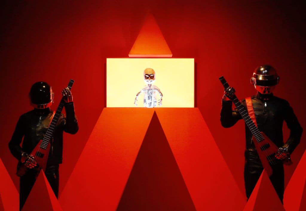 Los DJ franceses, Daft Punk, serían unos de los invitados sorpresa del evento.