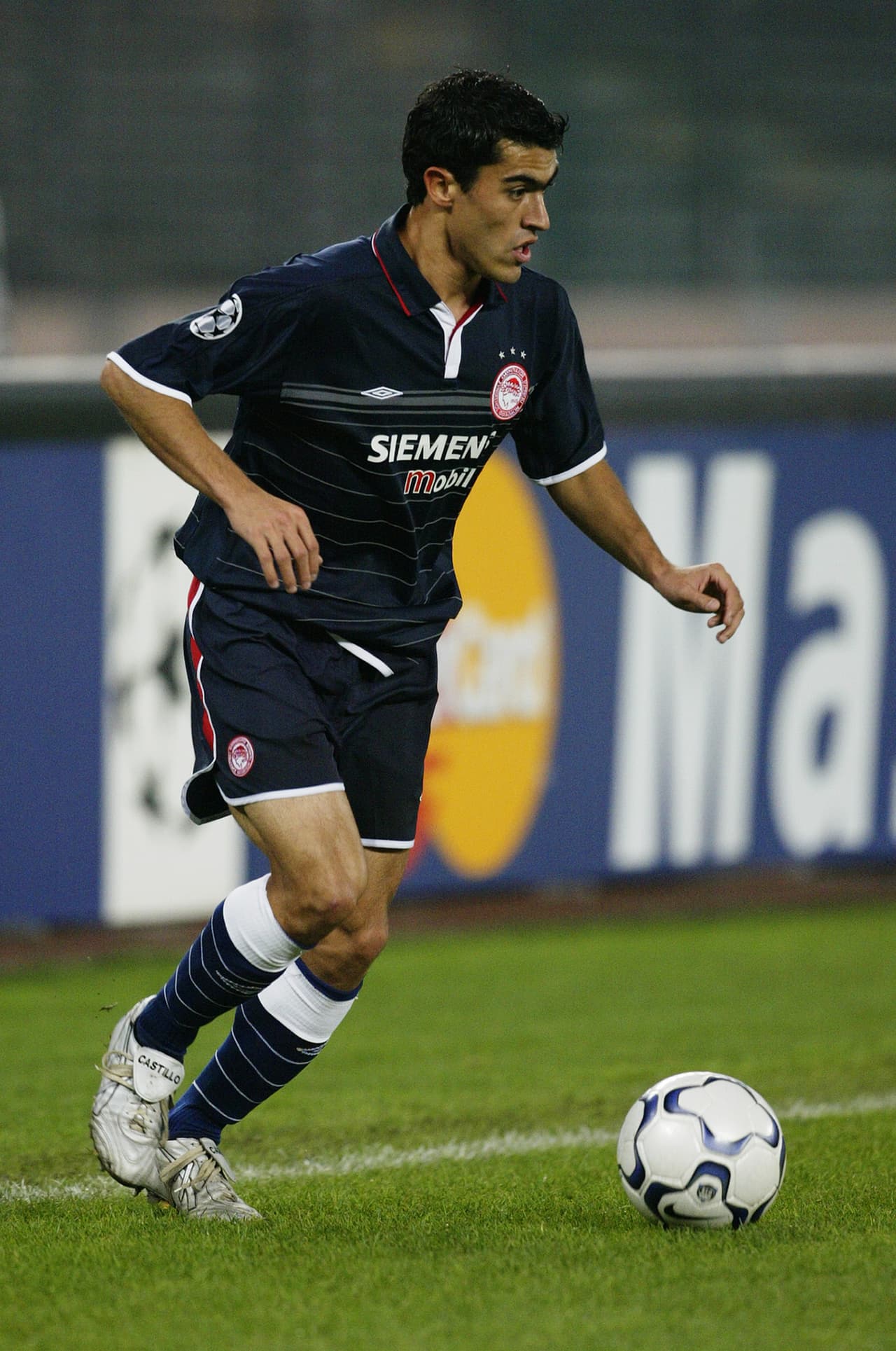 Nery Castillo nació en San Luis Potosí, pero fue llevado de niño a Uruguay por sus padres. Jugó en las inferiores de Danubio de Montevideo y ahí lo pescó el Olympiacos: se dice que pudo haber fichado por el Manchester United, pero no pudo tramitar el permiso de trabajo.