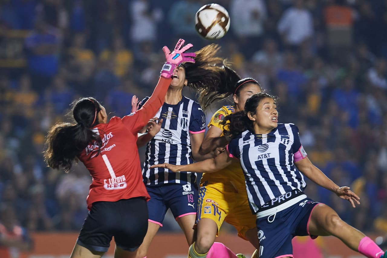 Con goles de Belén Cruz por parte de Tigres y gol de Ania Mejía para Monterrey, las regias empatan en el volcán, en la ida de la final de la Liga MX Femenil.