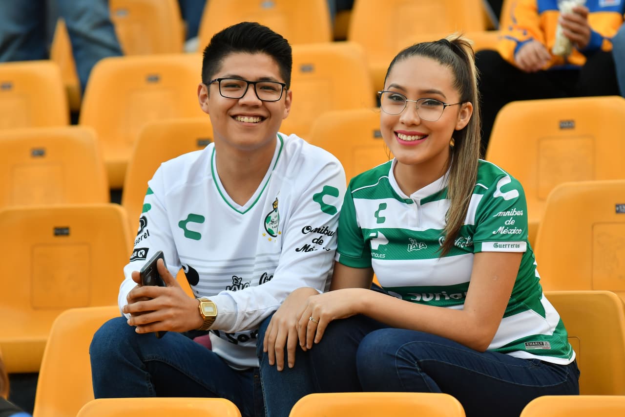 Los fanáticos de Tigres y Santos disfrutan en el Estadio Universitario la antesala del partido por la Jornada 5 del Clausura 2019.