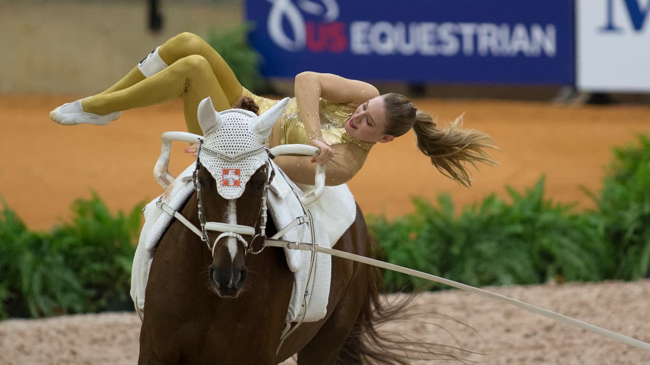 La jinete suiza Ilona Hannich monta a '1430 For Ever' en la prueba individual de volteo en los World Equestrian Games en Tryon, Carolina del Norte.