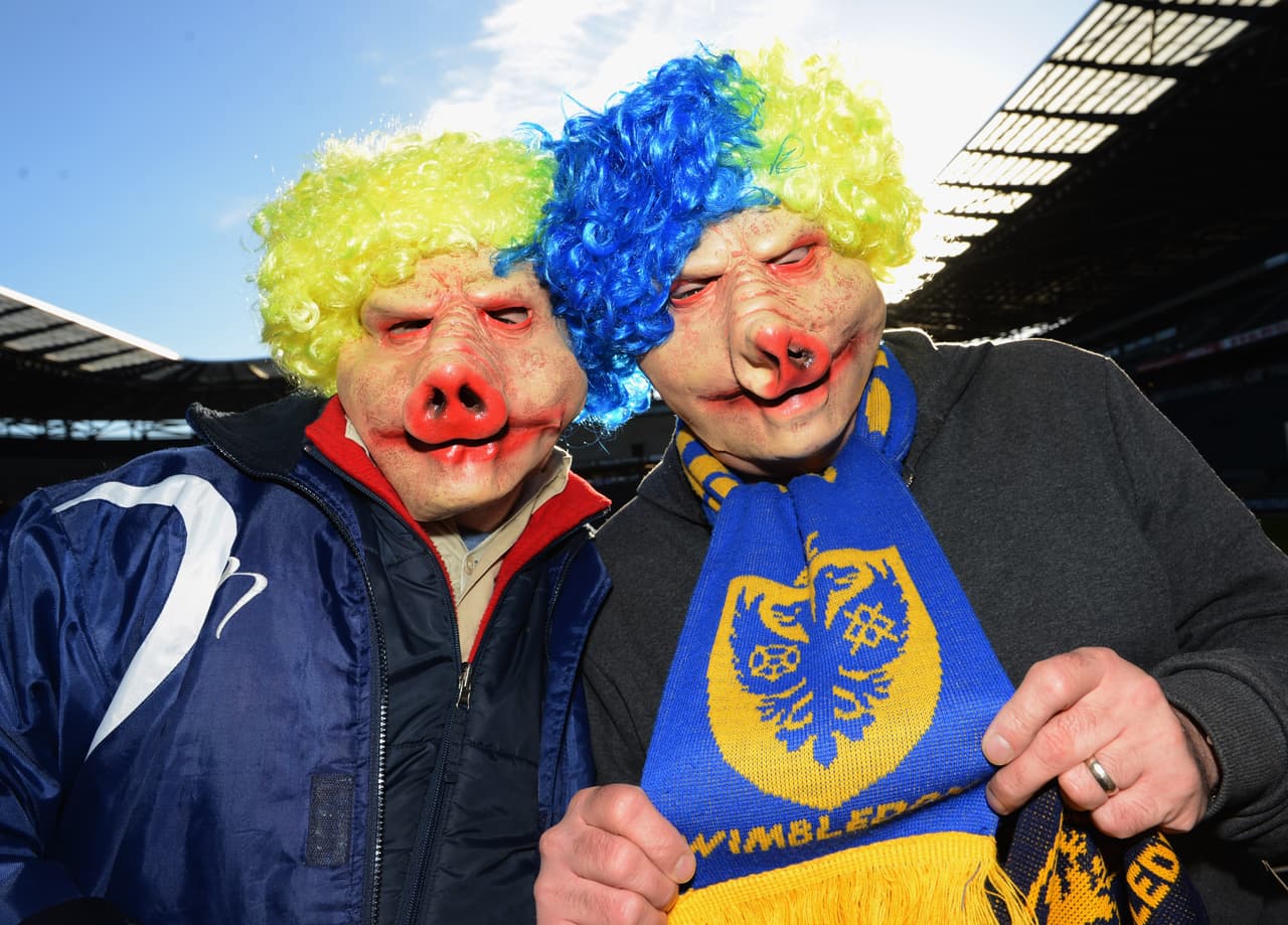 Existen también los que quieren llevar sus disfraces al estadio en grupos, así parezcan literalmente animales salvajes en manada.