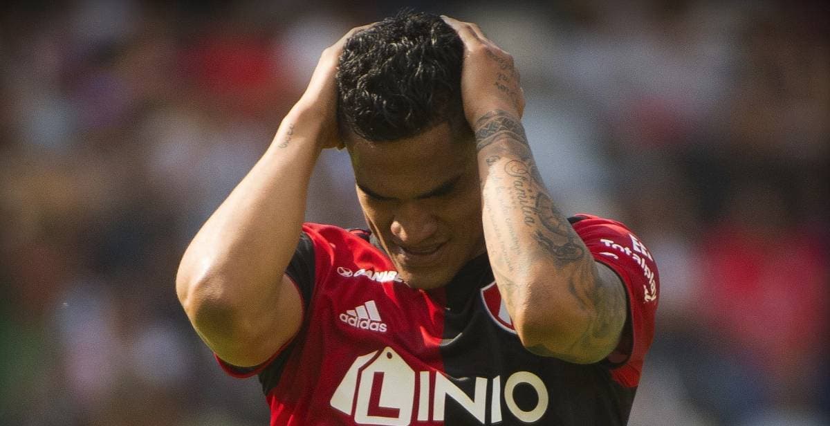 Anderson Santamaría, separado, multado e investigado