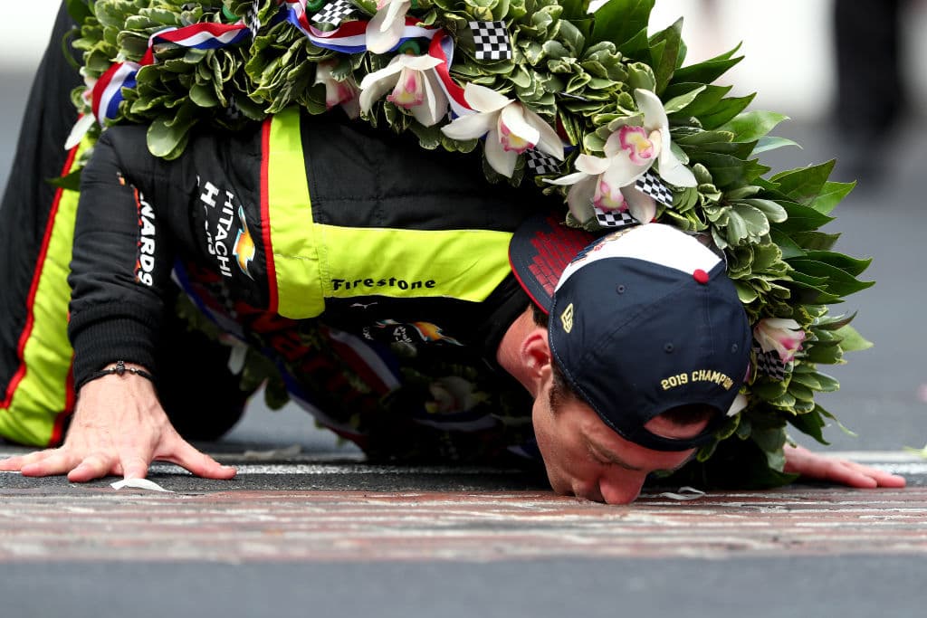 El francés Simon Pagenaud lideró en 116 de las 200 vueltas para coronarse campeón de la edición 108 de la carrera que corresponde a la IndyCar Series. Pagenaud es el primer francés desde que lo hiciera Rene Thomas en 1914. En Indianapolis se registran cinco ganadores franceses, aunque Gil de Ferran en 2003 y Gaston Chevrolet en 1920, aunque nacieron en Francia, se les tiene tomados en cuenta como de otras nacionalidades. Estas son las mejores imágenes de la carrera y los festejos de Pagenaud del equipo de Roger Penske.