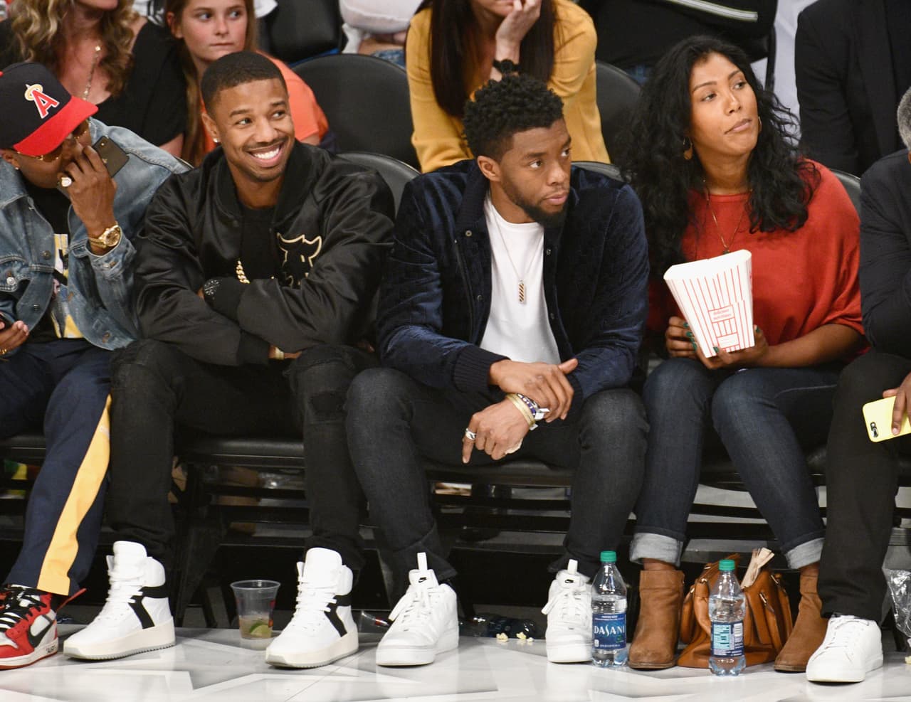 Los actores de cine Michael B. Jordan y su amigo Chadwick Boseman, ambos en el reparto de la película 'Pantera Negra', estuvieron en el espectáculo.